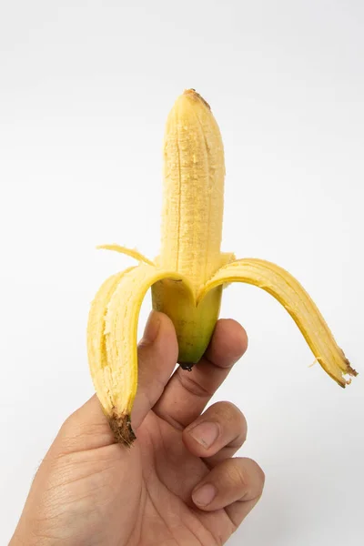 Χέρι Ανθρώπου Ώριμες Αποφλοιωμένες Μπανάνες Λευκό Φόντο — Φωτογραφία Αρχείου