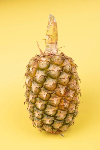 Färsk Ananas Isolerad Gul Bakgrund — Stockfoto