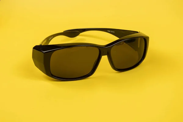 Image Lunettes Soleil Isolées Sur Fond Jaune — Photo