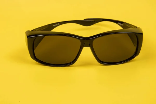 Image Lunettes Soleil Isolées Sur Fond Jaune — Photo