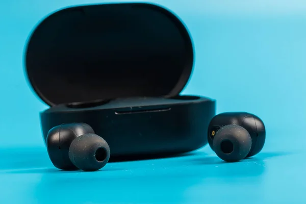 Bezprzewodowe Słuchawki Bluetooth Izolowane Niebieskim Tle — Zdjęcie stockowe