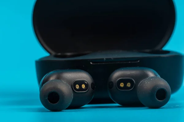 Bezprzewodowe Słuchawki Bluetooth Izolowane Niebieskim Tle — Zdjęcie stockowe