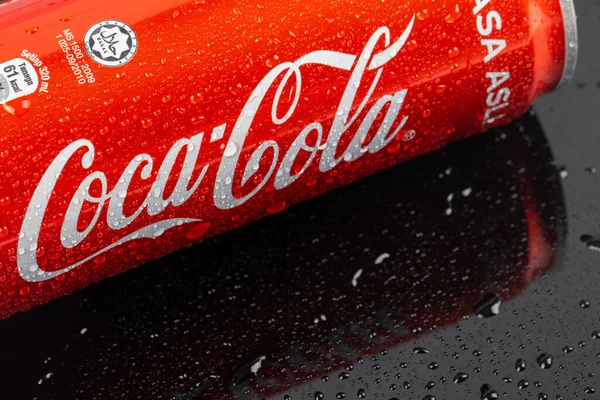 Kota Kinabalu, Sabah, Malezya-24 Mart 2020: Çin 'in yeni yıl tasarım sürümünde bir teneke kutuda Coca Cola. Coca-Cola tüm dünyada satılan alkolsüz bir içecektir.