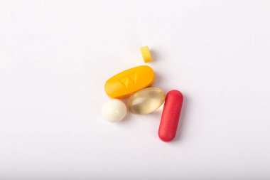 İlaç haplarını ve tabletleri beyaz arka planda kapat.