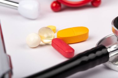 Steteskop, ilaç ve saat resmi. Tıbbi hatırlatma için..