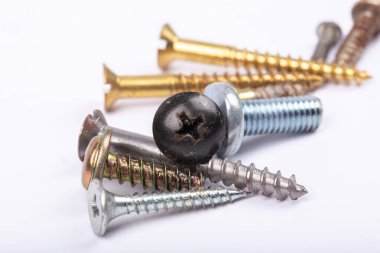 Beyaz arkaplandaki farklı set vidaları