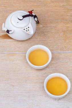 Adam Çin çay fincanına çay döküyor. Geleneksel Çin Çay Seremonisi Utensilleri Geleneksel Kültürü, Çin Çay Fincanı