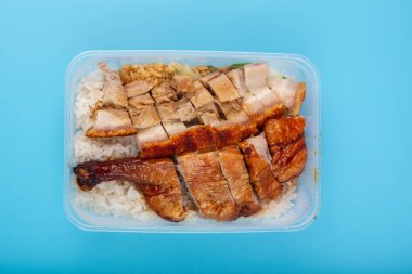 Kızarmış ördek budu ve pilav üzerine kızarmış domuz eti.