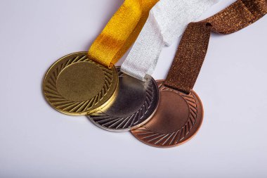 Altın madalya, gümüş madalya ve başarı için bronz madalya konsepti