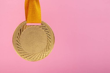 Altın madalya kazanma ya da başarı konsepti üzerine