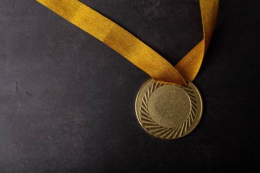 Altın madalya kazanma ya da başarı konsepti üzerine
