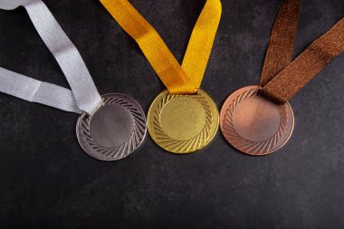 Altın madalya, gümüş madalya ve başarı için bronz madalya konsepti