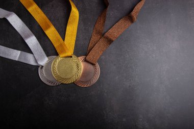 Altın madalya, gümüş madalya ve başarı için bronz madalya konsepti