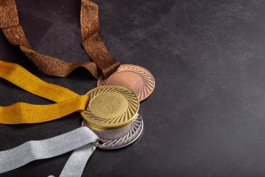Altın madalya, gümüş madalya ve başarı için bronz madalya konsepti