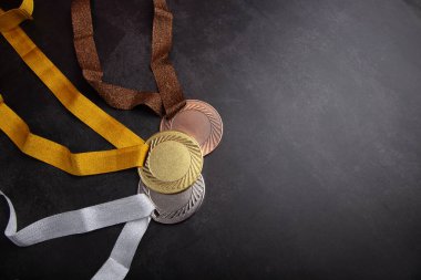 Altın madalya, gümüş madalya ve başarı için bronz madalya konsepti
