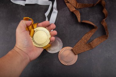 Altın madalya, gümüş madalya ve başarı için bronz madalya konsepti