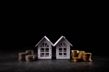 İçinde ev modeli olan bozuk para yığını ev almak için para biriktiriyor. Gayrimenkul yatırımı finansman ve bankacılık