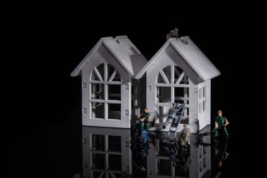 İçinde ev modeli olan bozuk para yığını ev almak için para biriktiriyor. Gayrimenkul yatırımı finansman ve bankacılık