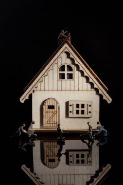 İçinde ev modeli olan bozuk para yığını ev almak için para biriktiriyor. Gayrimenkul yatırımı finansman ve bankacılık