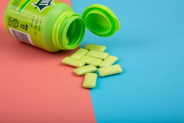 Kuala Lumpur, Malezya - 14 Nisan 2020 - Naneli ve Yeşil Nane Şekeri Çiğneme Sakızı