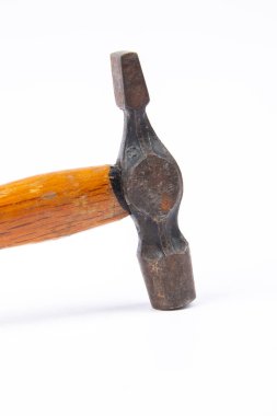 Tahta çekiç beyaz arkaplanda izole edildi.