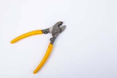 Yan kesicilerin elektrikli aletleri sarı saplı elektrikli pense. .