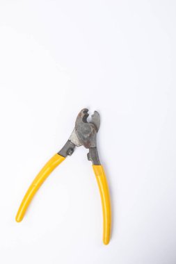 Yan kesicilerin elektrikli aletleri sarı saplı elektrikli pense. .