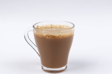 Beyaz arka planda bir bardak kahve..