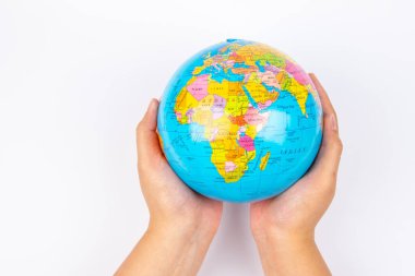 Bayan el ele tutuşan dünya beyaz arka planda