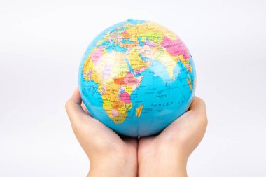 Bayan el ele tutuşan dünya beyaz arka planda
