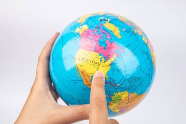 Bayan el ele tutuşan dünya beyaz arka planda