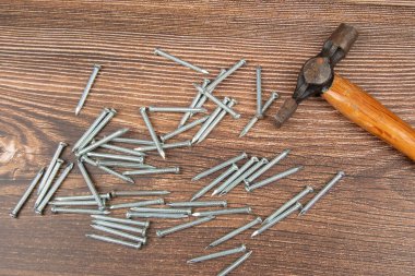 Kahverengi tahta masaya çivili çekiç. Yapı araçları