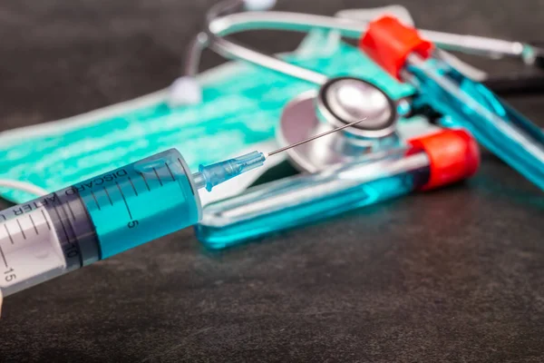 Der Impfstoff Und Eine Spritze Mit Anderen Medizinischen Geräten Auf — Stockfoto