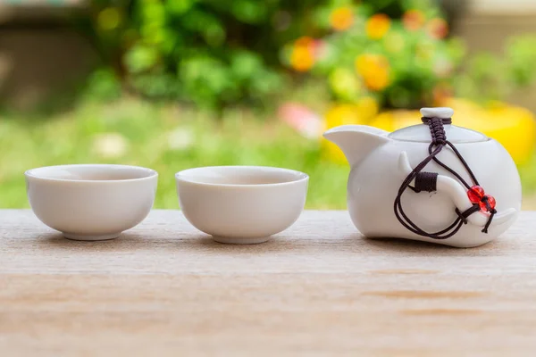 男の手中国のティーカップにお茶を注ぐ 伝統的な茶道の中国の伝統文化 Utensils China Teacup — ストック写真