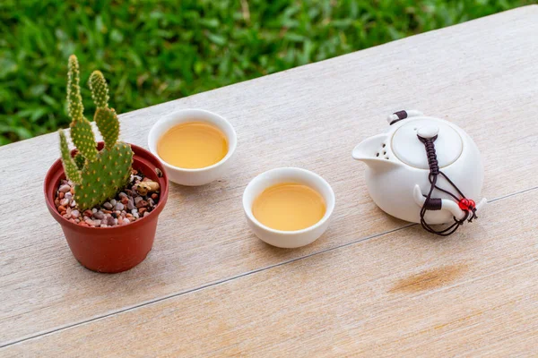 Mann Gießt Tee Von Hand Auf Chinesische Teetasse Traditionelle Chinesische — Stockfoto