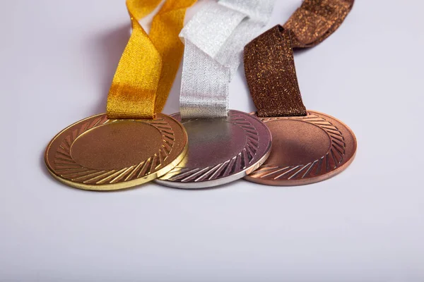 Altın madalya, gümüş madalya ve başarı için bronz madalya konsepti