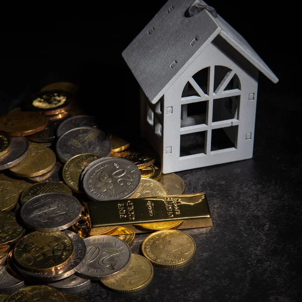 家の資産を買うためのお金を節約する家のモデルとコインスタック 不動産投資金融 — ストック写真