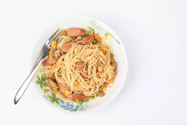 Zelfgemaakte Heerlijke Gebakken Spaghetti Witte Achtergrond — Stockfoto