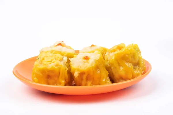 Siu Mai Китайские Пельмени Свинины Тарелке Изолированы Белом Фоне — стоковое фото