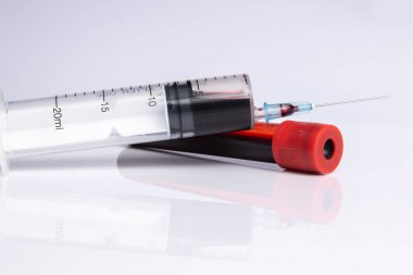 COVID 19 Coronavirus Örnek tüpte enfekte kan örneği.
