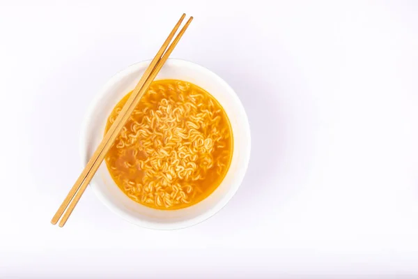 Een Kom Van Gekookte Instant Noodle Curry Smaak Witte Achtergrond — Stockfoto