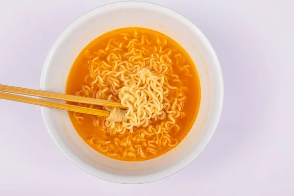 白を基調にしたインスタントラーメンカレーの丼 — ストック写真