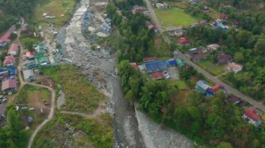 Yeşil ormanı ve temiz nehri olan güzel köy insansız hava aracı görüntüleri.
