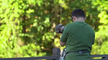 Tawau, Sabah, Malezya-16 Mart 2020: Erkek Doğa fotoğrafçısı kamerayı kuruyor.