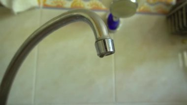 Su borusuna yavaş çekim su damlası