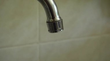 Su borusuna yavaş çekim su damlası