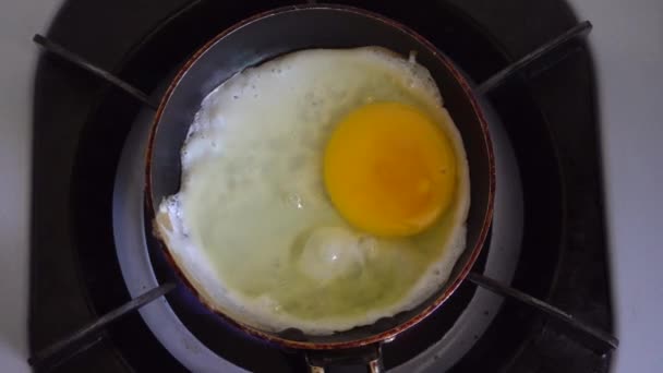 Hanımı Demir Tavada Kızarmış Yumurta Pişiriyor — Stok video