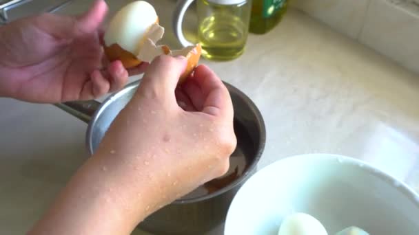 Kobieta Obierająca Jajko Twardo — Wideo stockowe