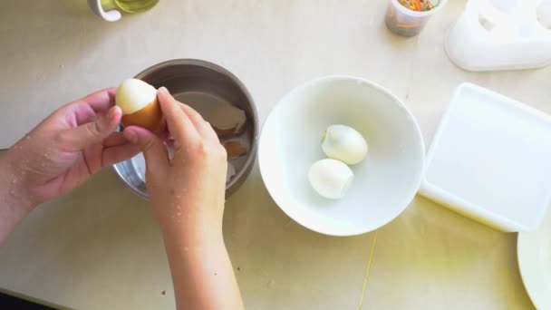 열심히 계란을 껍질을 벗기는 — 비디오