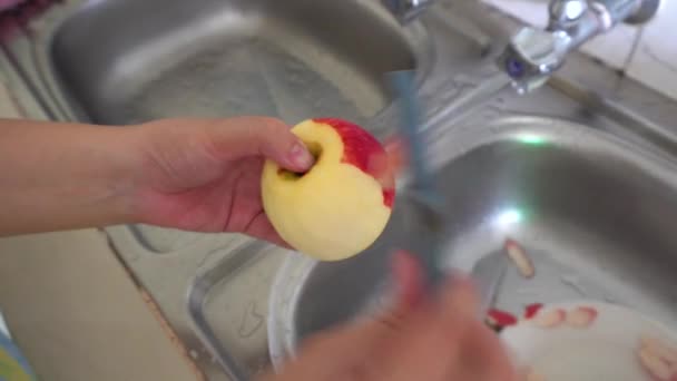 Kvinna Händer Peeling Apple — Stockvideo